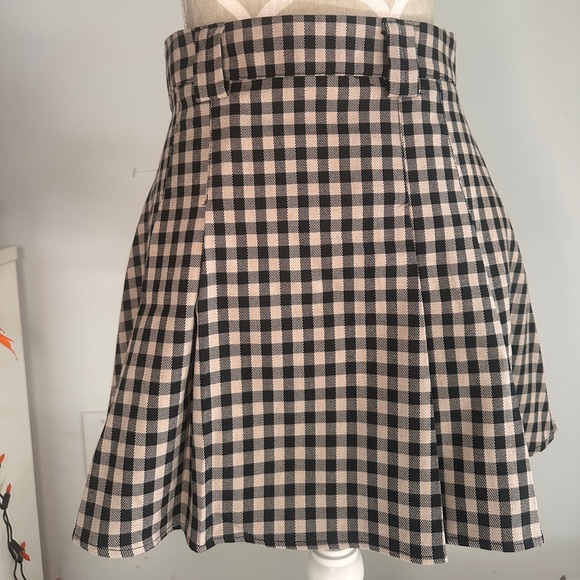 Cutest mini skirt PERFECT for fall - Picture 3 of 5